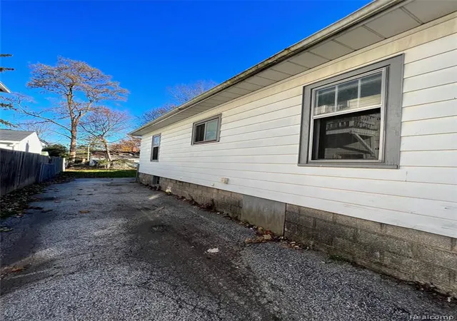 Photo 3 of Single family home for sale at 1946 Gratiot Ave, Saginaw, MI 48602 | MLS# 60922613 | Listing updated on 2025-12-22