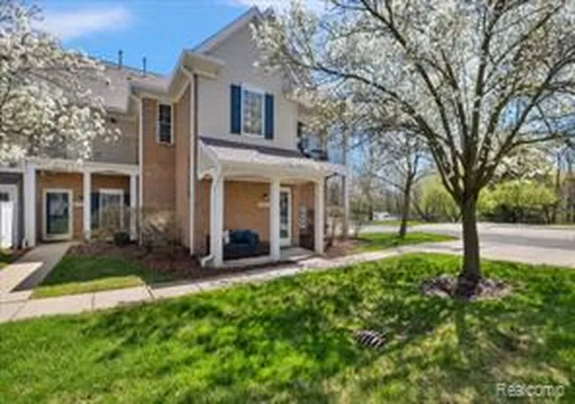 Homes for sale in Waterford, MI | 2880 Cottonwood Dr #c, Waterford, MI 48328 | MLS# 61009443