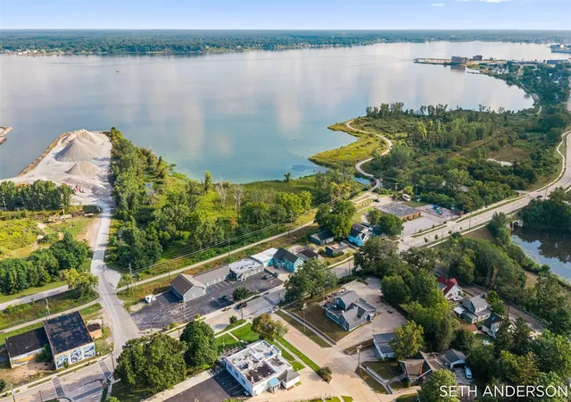 Listing Photo 4 - Condo for sale in building located at 1748 Lakeshore Dr, Muskegon, MI 49441-1641