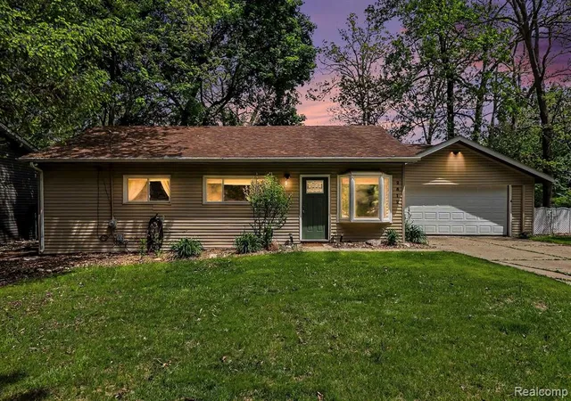 Photo 1 of Sale Pending at 2512 Grandview Blvd, Waterford, MI 48329 2910 | MLS# 60996393 | Listing updated on 2026-10-07