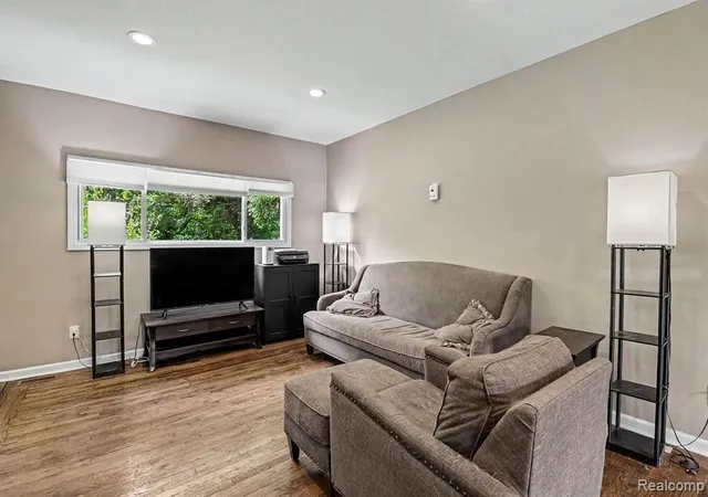 Photo 4 of Sale Pending at 2512 Grandview Blvd, Waterford, MI 48329 2910 | MLS# 60996393 | Listing updated on 2026-10-07