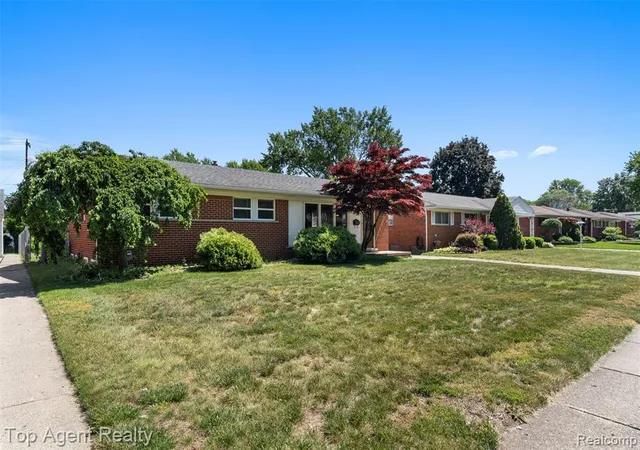 Homes for sale in Sterling Heights, MI | 8908 Birkhill Dr, Sterling Heights, MI 48314 | MLS# 61000208