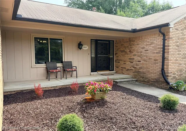 Photo 5 of Sale Pending at 21225 Parklane St, Farmington Hills, MI 48335 | MLS# 60994677 | Listing updated on 2026-08-06