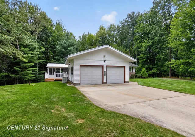 Photo 3 of Sale Pending at 3846 E Monroe Rd, Midland, MI 48642 | MLS# 50219531 | Listing updated on 2026-09-11
