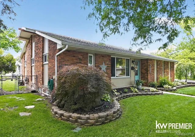 Homes for sale in Livonia, MI | 14087 Golfview St, Livonia, MI 48154 | MLS# 61005251