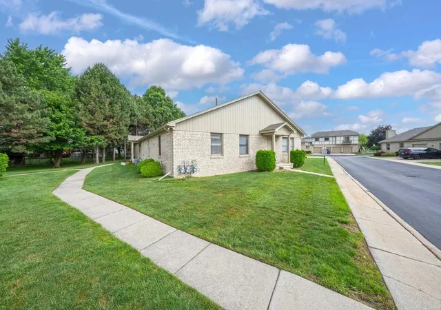 2nd image of 41933 King Edward Ct, Clinton Township, MI 48038 | MLS# 50211258