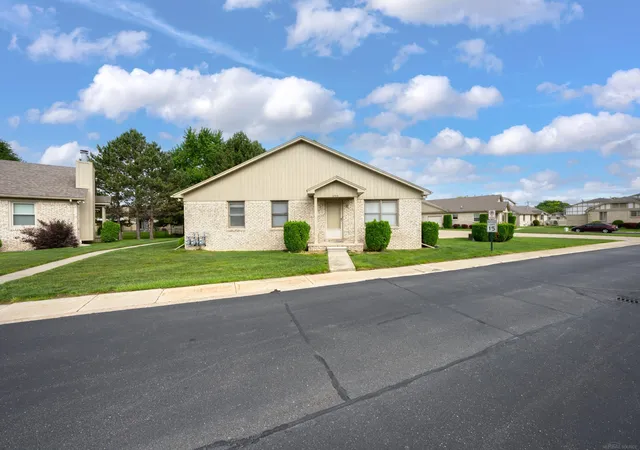 3rd image of 41933 King Edward Ct, Clinton Township, MI 48038 | MLS# 50211258