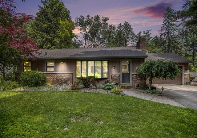 Photo 2 of Single family home for sale at 219 W Hamilton Ln, Battle Creek, MI 49015 | MLS# 70473963 | Listing updated on 2025-08-28
