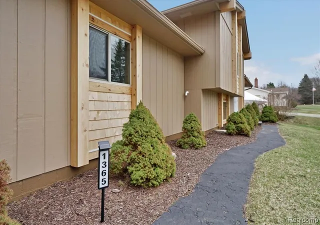 2nd image of 1365 Thistleridge, Holly, MI 48442 | MLS# 61004265