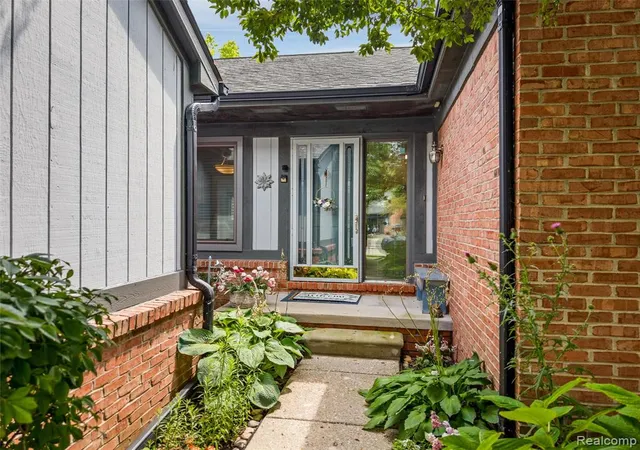 4th image of 2815 Lochmoor Blvd, Lake Orion, MI 48360 | MLS# 61019620
