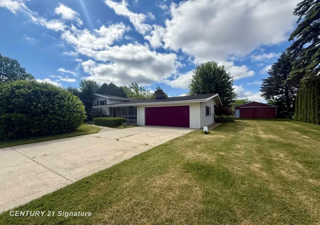 3rd image of 6641 Pierce Rd, Freeland, MI 48623 | MLS# 50211382