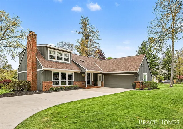 Photo 3 of Sale Pending at 2793 Cascade Springs Dr, Grand Rapids, MI 49546 | MLS# 70530358 | Listing updated on 2026-07-27