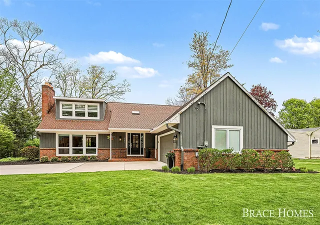 Photo 3 of Sale Pending at 2793 Cascade Springs Dr, Grand Rapids, MI 49546 | MLS# 70530358 | Listing updated on 2026-07-27