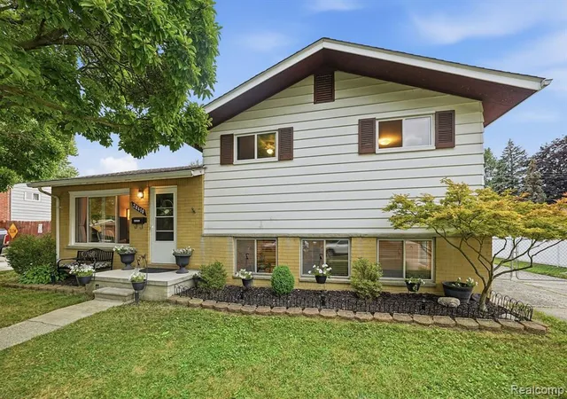 Photo 3 of Sale Pending at 20410 Dubois St, Clinton Township, MI 48035 4415 | MLS# 61024727 | Listing updated on 2026-09-13