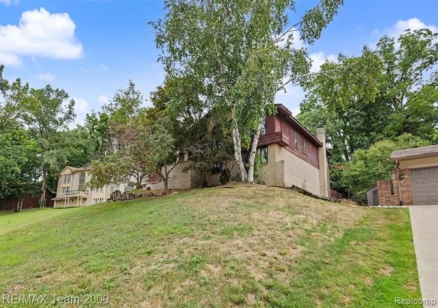 Photo 3 of Sale Pending at 3030 Bloomfield Park Dr, West Bloomfield, MI 48323 3507 | MLS# 61023979 | Listing updated on 2026-09-18