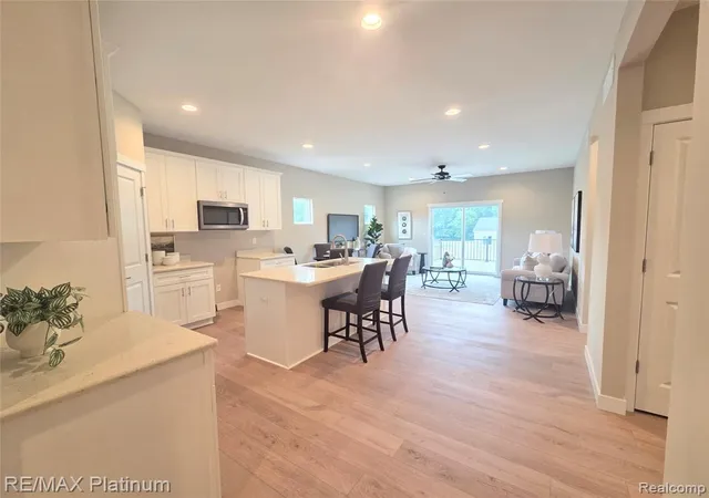 Listing Photo 5 - Condo for sale in building located at 867 Oakwood Cir, Fenton, MI 48430 - Unit #25