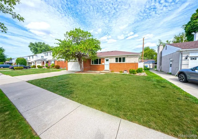 Photo 3 of Sale Pending at 29736 Warner Ave, Warren, MI 48092 2171 | MLS# 61023193 | Listing updated on 2026-09-17