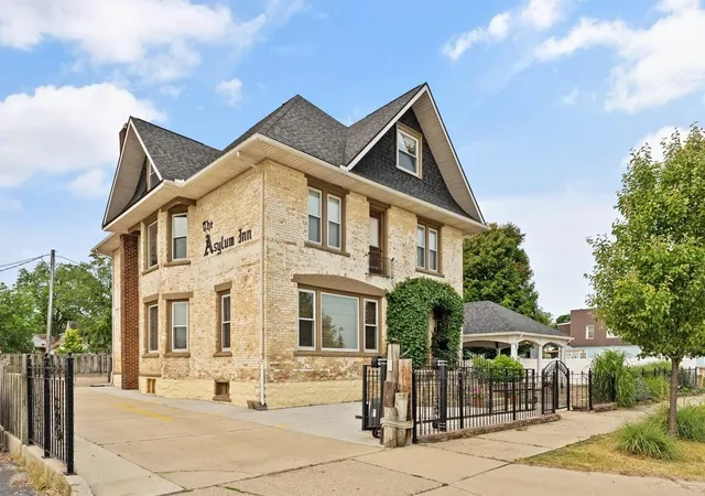 3rd image of 424 Huron St, South Haven, MI 49090 | MLS# 70538153