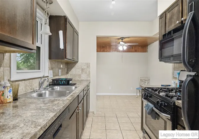 3rd image of 4250 Illinois Ave, Wyoming, MI 49509 | MLS# 70543665