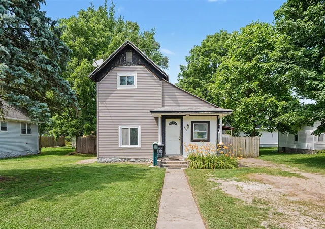 Homes for sale in Dowagiac, MI | 421 E Division St, Dowagiac, MI 49047 | MLS# 70543108