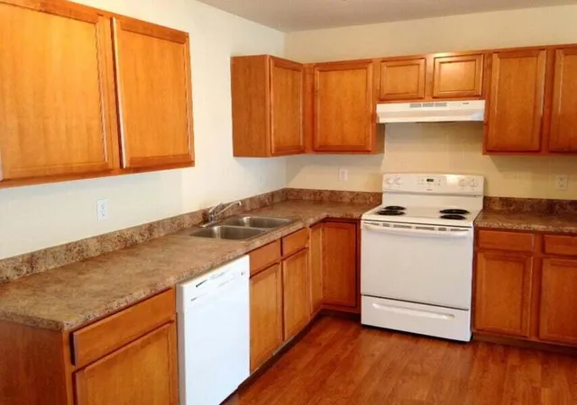 Photo 4 of Sale Pending at 1327 Fraternity Village Dr, Kalamazoo, MI 49006 | MLS# 70554445 | Listing updated on 2026-09-10