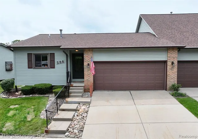 Homes for sale in Flushing, MI | 588 Oakbrook Cir, Flushing, MI 48433 | MLS# 60976216