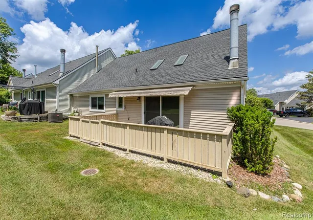 Photo 2 of Condo for sale at 1074 Sandpiper Dr, Waterford, MI 48328 4773 | MLS# 61006870 | Listing updated on 2026-08-27