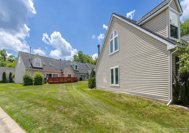 Photo 3 of Condo for sale at 1074 Sandpiper Dr, Waterford, MI 48328 4773 | MLS# 61006870 | Listing updated on 2026-08-27