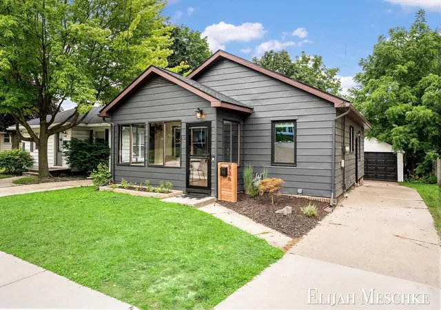 Photo 3 of Sale Pending at 936 Valley Ave, Grand Rapids, MI 49504 | MLS# 70551014 | Listing updated on 2026-09-08