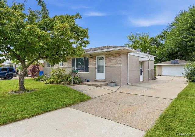 Photo 3 of Single family home for sale at 27469 Cosgrove Dr, Warren, MI 48092 3015 | MLS# 61010264 | Listing updated on 2026-10-01