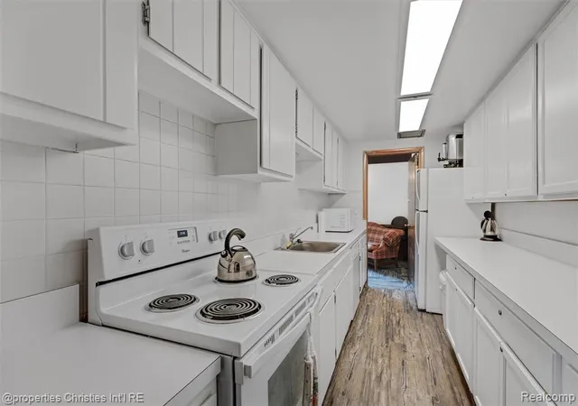 2nd image of 1833 Torquay Ave, Royal Oak, MI 48073