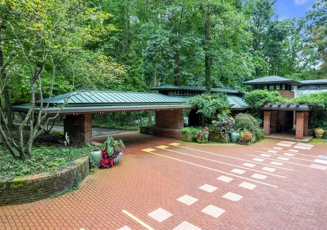 1st image of 5140 Turtle Point Dr, Ann Arbor, MI 48105 | MLS# 70524343