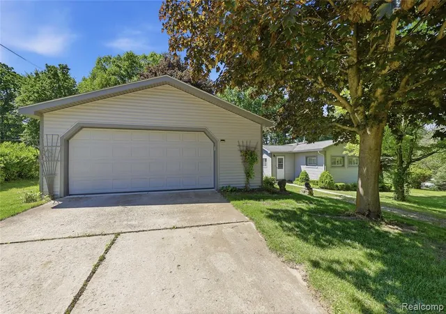 Homes for sale in Dryden, MI | 3700 Sylvester Dr, Dryden, MI 48428 | MLS# 60999194