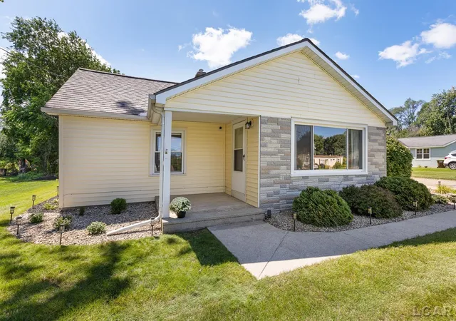 Photo 2 of Sale Pending at 1104 Sunset Dr, Tecumseh, MI 49286 | MLS# 50219724 | Listing updated on 2026-09-16