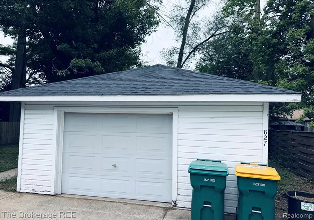Photo 3 of Single family home for sale at 827 E Main St, Flushing, MI 48433 2235 | MLS# 61025474 | Listing updated on 2026-09-13