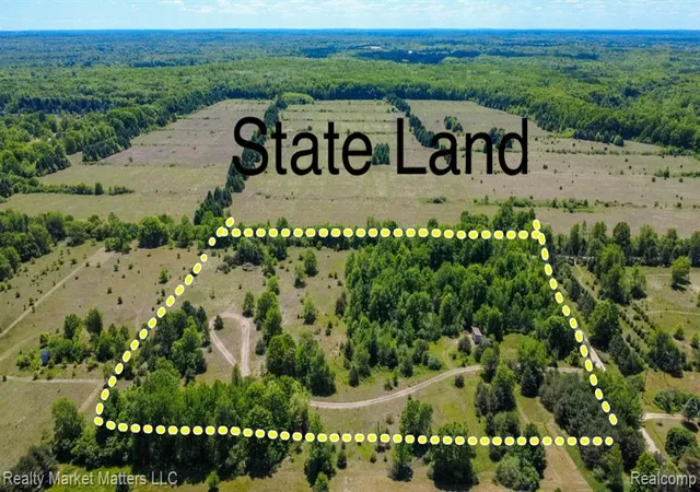 Homes for sale in Columbiaville, MI | 5400 Snow Den Trl, Columbiaville, MI 48421 | MLS# 61000721