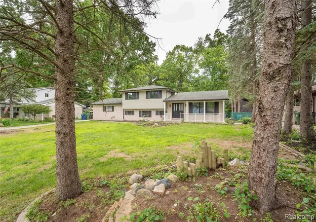 Photo 2 of Sale Pending at 6742 Canterbury Ct, Shelby Township, MI 48316 | MLS# 61004575 | Listing updated on 2026-08-25