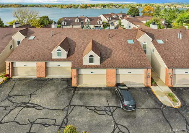 Condo for sale at 3388 Loon Lake Ct, Waterford, MI 48329 | MLS# 60948954