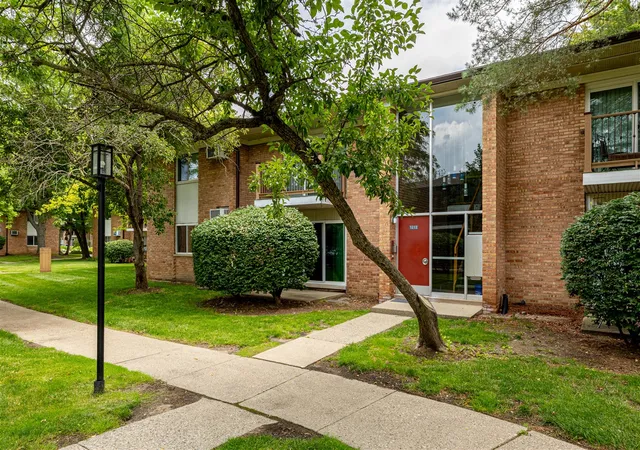 Homes for sale in Ann Arbor, MI | 1213 Island Dr, Ann Arbor, MI 48105-2003
