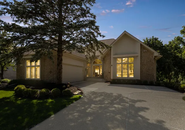 2nd image of 28044 Hickory Cir #11, Farmington Hills, MI 48331 | MLS# 70541341