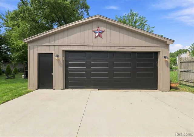 Photo 5 of Sale Pending at 48547 Kelly Lea Ln, Chesterfield, MI 48051 | MLS# 61020437 | Listing updated on 2026-08-26