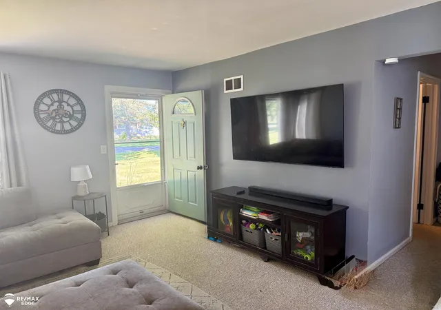 Photo 2 of Sale Pending at 2250 Pauline Dr, Waterford, MI 48329 | MLS# 50187823 | Listing updated on 2025-10-02