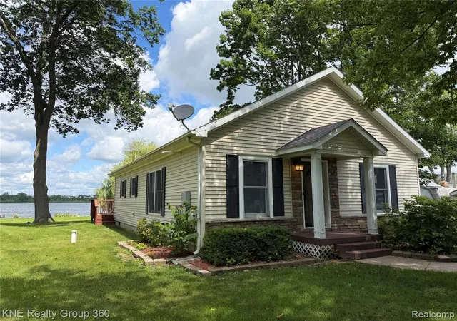 Homes for sale in Hartland, MI | 1525 Shoreline Dr, Hartland, MI 48353 | MLS# 60978623