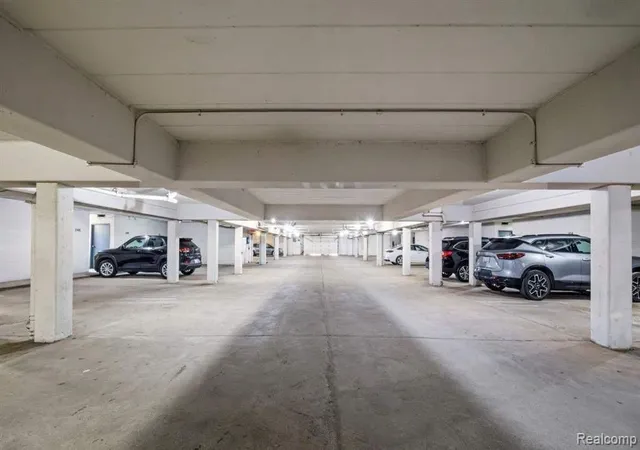 Listing Photo 2 - Condo for sale in building located at 31915 W 14 Mile Rd, Farmington Hills, MI 48334 - Unit #