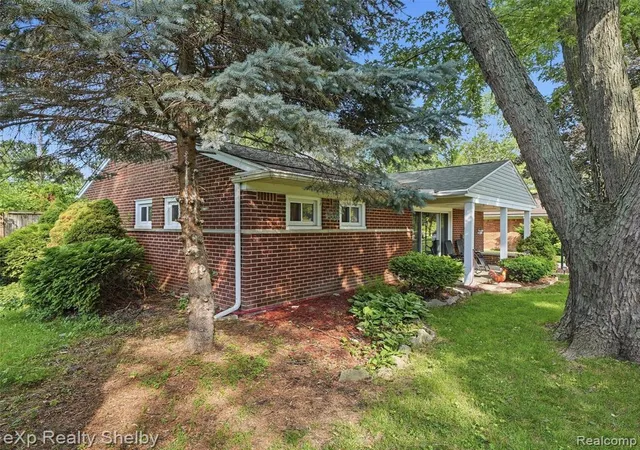 4th image of 28286 Red Leaf Ln, Southfield, MI 48076 2921 | MLS# 61005433
