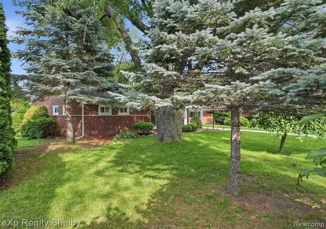 5th image of 28286 Red Leaf Ln, Southfield, MI 48076 2921 | MLS# 61005433