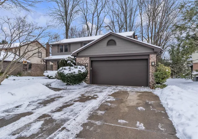 3rd image of 34069 Fairfax Dr, Livonia, MI 48152 | MLS# 70513848