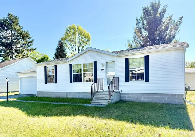 Homes for sale in Gladstone, MI | 16 Kenneally Blvd, Gladstone, MI 49837 | MLS# 50211172