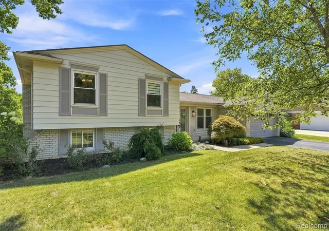 Photo 2 of Sale Pending at 4243 Iverness Ln, West Bloomfield, MI 48323 2829 | MLS# 61025405 | Listing updated on 2026-09-14