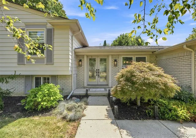 Photo 2 of Sale Pending at 4243 Iverness Ln, West Bloomfield, MI 48323 2829 | MLS# 61025405 | Listing updated on 2026-09-14